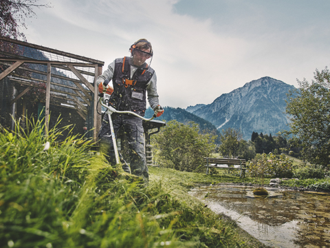 FS 131 Benzine Bosmaaier Met Maaikop & Maaimes - Set Compleet